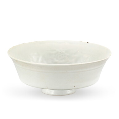 View full screen - View 1 of Lot 329. A SHUFU WHITE-GLAZED BOWL YUAN DYNASTY 元 樞府卵白釉折腰盌.