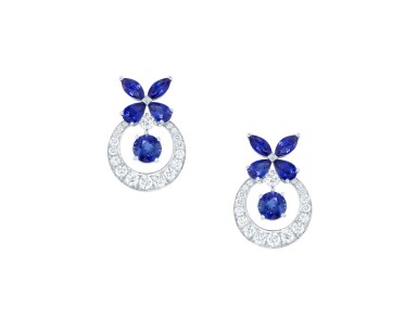 View full screen - View 1 of Lot 92. PAIRE DE BOUCLES D'OREILLE SAPHIRS ET DIAMANTS, GRAFF | PAIR OF SAPPHIRE AND DIAMOND EARRINGS, GRAFF.
