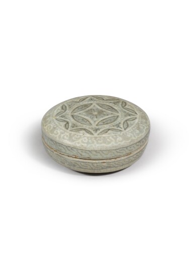View full screen - View 1 of Lot 11. A small inlaid celadon-glazed cosmetic box and cover, Koryo dynasty, 12th/13th century | 高麗 十二/十三世紀 青釉圓蓋盒.