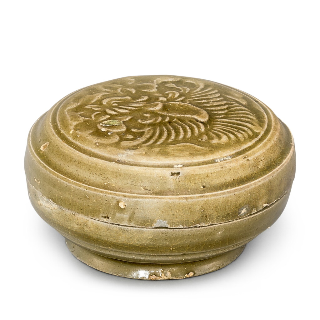 View full screen - View 1 of Lot 835. A Yueyao celadon-glazed 'mandarin duck' box and cover, Northern Song dynasty | 北宋 越窰青釉鴛鴦紋蓋盒.