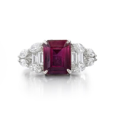 View full screen - View 1 of Lot 351. Alexandrite and Diamond Ring | 2.52克拉「巴西」亞歷山大變色石 配 鑽石 戒指.