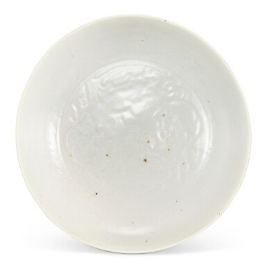 View full screen - View 1 of Lot 318. A SHUFU WHITE-GLAZED 'FLORAL' DISH YUAN DYNASTY | 元 樞府卵白釉花卉紋盤.