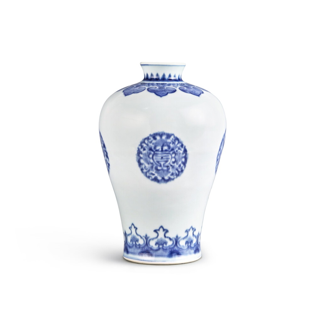 View full screen - View 1 of Lot 516. An extremely rare blue and white 'shou medallion' meiping, Mark and period of Yongzheng | 清雍正 青花團花壽字紋梅瓶 《大清雍正年製》款.