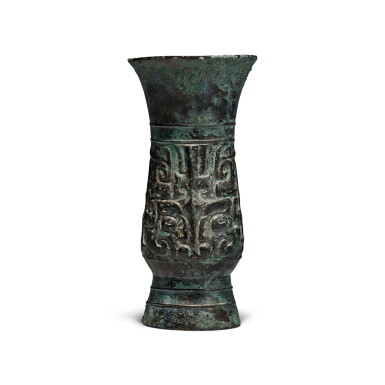 View full screen - View 1 of Lot 28. An inscribed archaic bronze ritual wine vessel (Zhi), Late Shang dynasty | 商末 天黽父癸觶.
