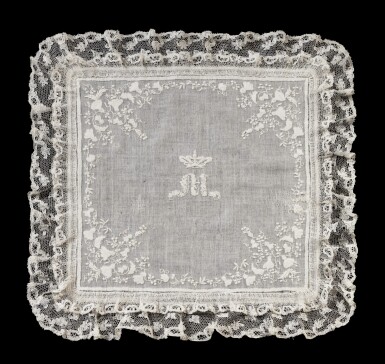 View full screen - View 1 of Lot 8. Handkerchief with the monogram of the Empress Maria Louise, Duchess of Parma, early 19th century | Fin mouchoir au chiffre de l'Impératrice Marie Louise, Duchesse de Parme, début du XIXe siècle.