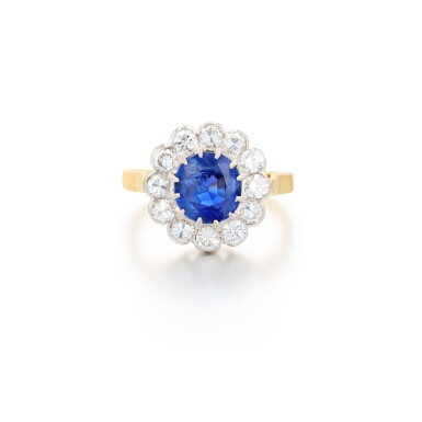 View full screen - View 1 of Lot 257. Bague saphir et diamants | Sapphire and diamond ring.