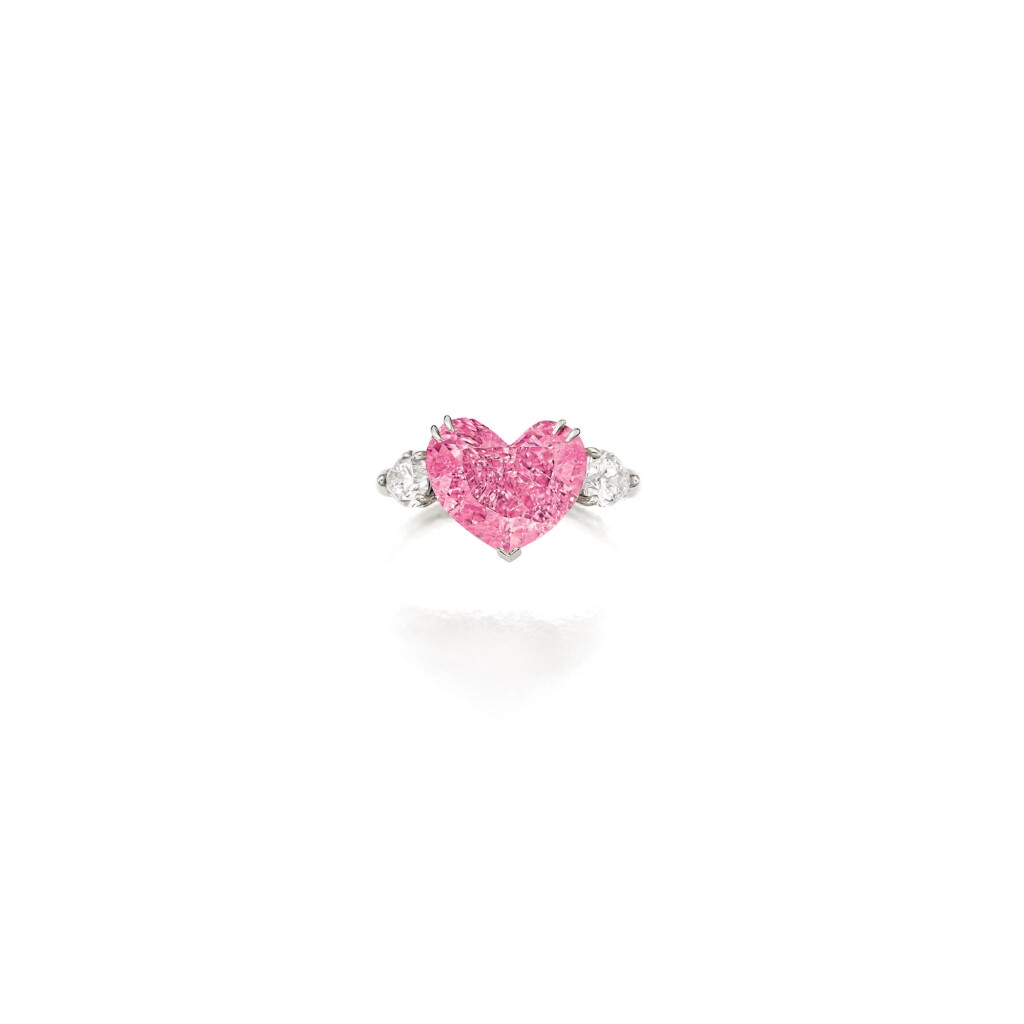View full screen - View 1 of Lot 1807. AN EXCEPTIONAL FANCY VIVID PINK DIAMOND AND DIAMOND RING 4.49卡拉 心形 艷彩粉紅色 內部無瑕(IF) 鑽石 配 鑽石 戒指.