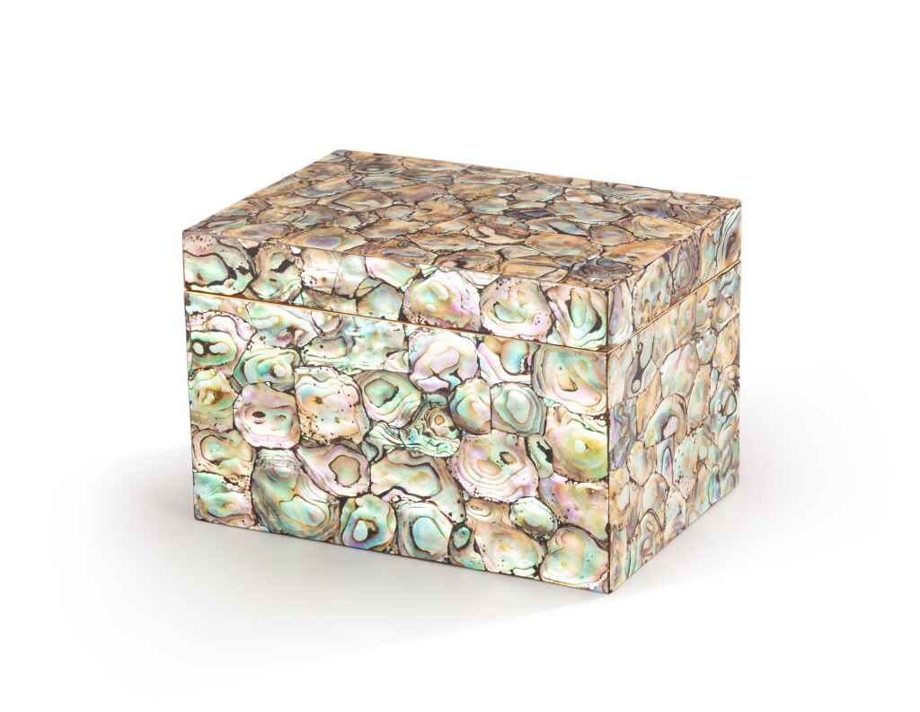 View full screen - View 1 of Lot 88. An abalone shell inlay and lacquer tea box, Japan, Meiji period | Boîte à thé en laque avec incrustation de coquille d'abalone, Japon, époque Meiji.