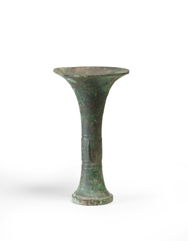 View full screen - View 1 of Lot 39. Vase cornet en bronze Dynastie des Han A bronze 'gu' vase Han dynasty.