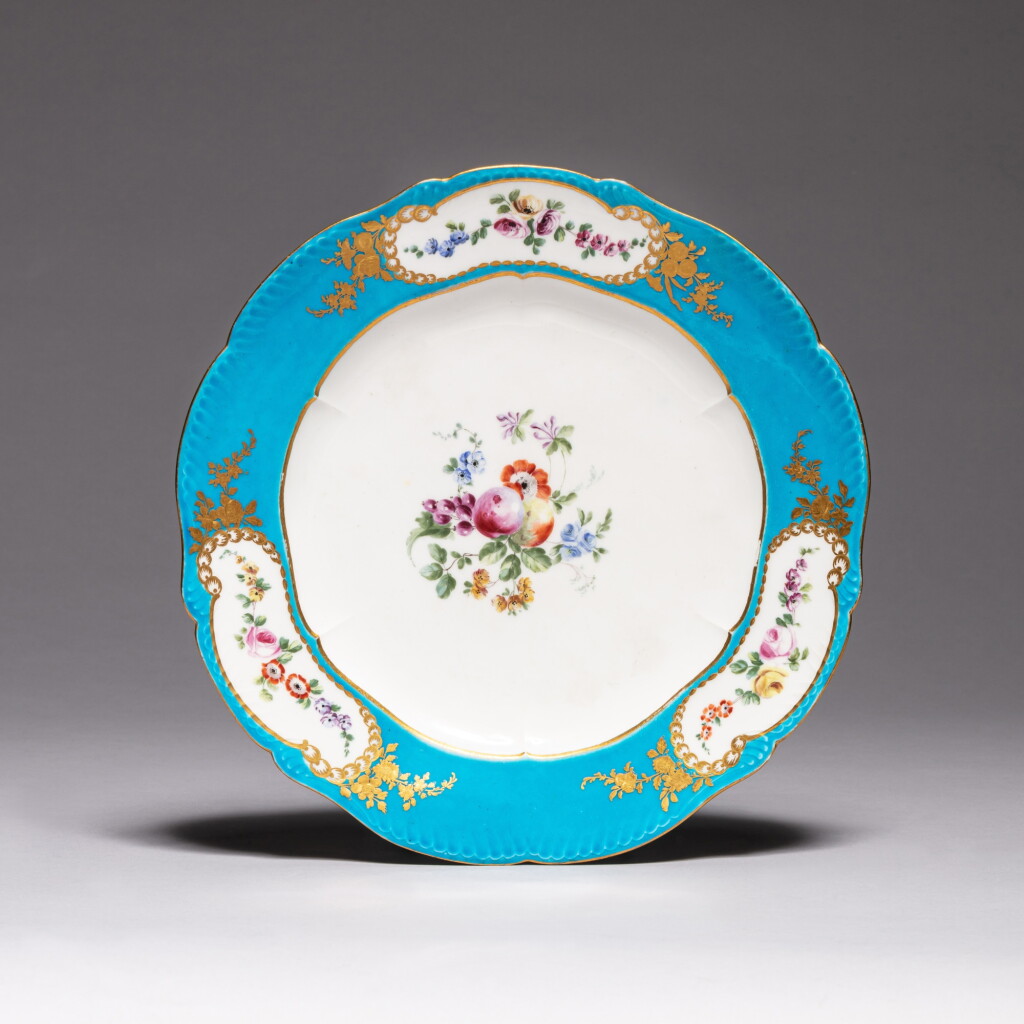 View full screen - View 1 of Lot 140. A Royal Louis XV Vincennes soft paste porcelain dinner plate, circa 1755 | Assiette de table en porcelaine tendre de Vincennes du service royal de Louis XV, vers 1755.