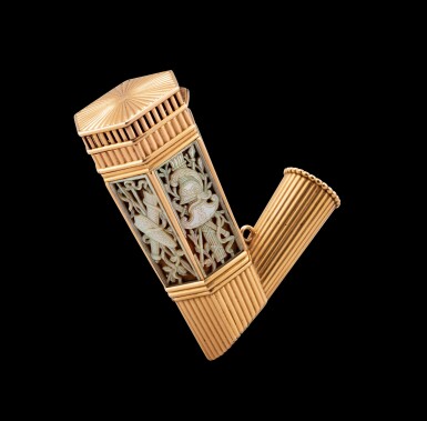 View full screen - View 1 of Lot 208. A gold and mother-of-pearl pipe scabbard, in fitted shagreen case, probably C. Petschler, Paris, 1819-1838 | Fourreau de pipe en or et nacre, dans son écrin en galuchat, probablement par C. Petschler, Paris, 1819-1838.