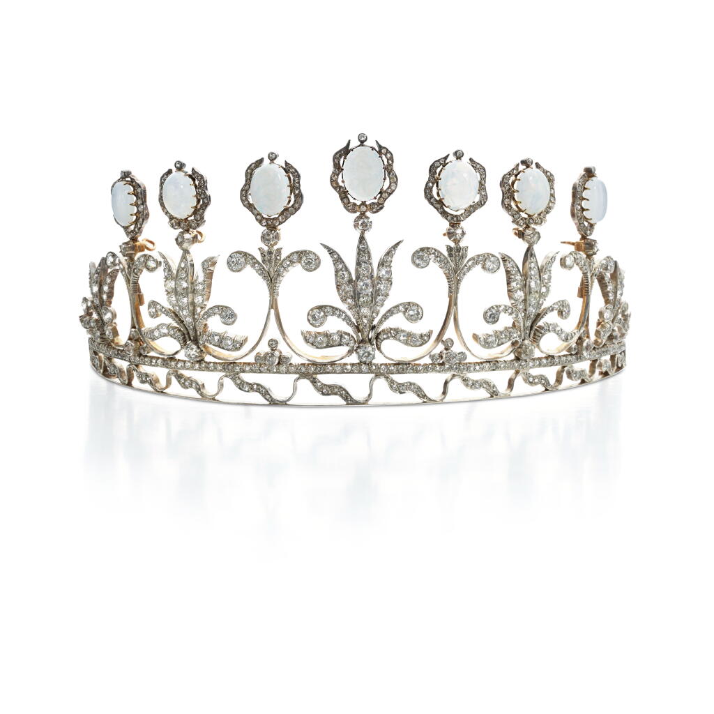Voir en plein écran - Voir 1 du lot 1026. Opal and diamond tiara, circa 1900.