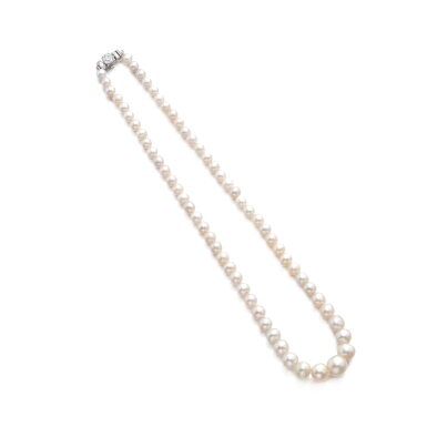 View full screen - View 1 of Lot 800. Pearl necklace.