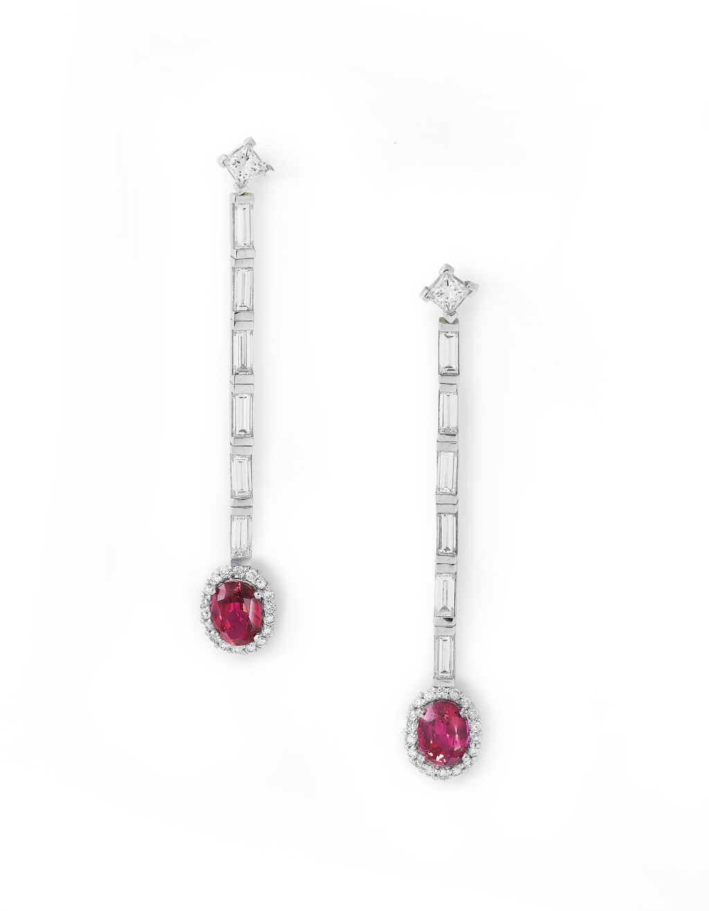 View full screen - View 1 of Lot 76. PAIRE DE BOUCLES D'OREILLE SPINELLES ET DIAMANTS | PAIR OF SPINEL AND DIAMOND EARRINGS.