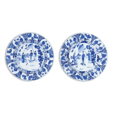 View full screen - View 1 of Lot 509. A pair of large blue and white 'ladies' lobed dishes, Marks and period of Kangxi | 清康熙 青花仕女圖花口大盤一對 《大清康熙年製》款.