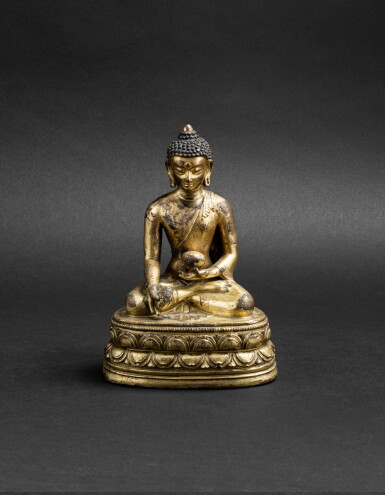 View full screen - View 1 of Lot 34. Figure de Bhaisajyaguru en bronze doré Fin de la dynastie Ming - début de la dynastie Qing | 明末清初 鎏金銅藥師佛坐像 | A gilt-bronze figure of Bhaisajyaguru, late Ming Dynasty - early Qing.
