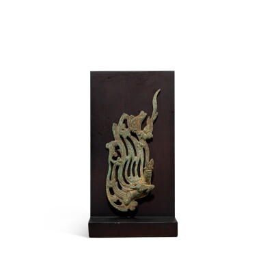 View full screen - View 1 of Lot 3566. A rare gilt-bronze 'apsara' plaque, Northern Wei – Northern Qi dynasty | 北魏至北齊 銅鎏金飛天背光.