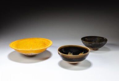 View full screen - View 1 of Lot 108. A black-glazed 'oil spot' bowl, a 'Henan' russet-splashed bowl and a mustard yellow-glazed bowl, Song - Ming dynasty | 宋至明 黑釉油滴紋盌,河南窰黑釉褐斑盌 及 黃釉盌 一組三件.