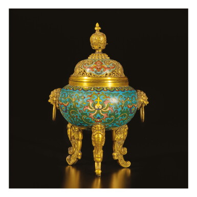 View full screen - View 1 of Lot 642. A CLOISONNE ENAMEL TRIPOD CENSER AND COVER QING DYNASTY, QIANLONG PERIOD.