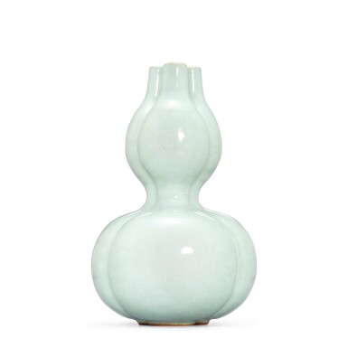 View full screen - View 1 of Lot 3713. A Guan-type triple-spouted 'double-gourd' vase, Seal mark and period of Qianlong | 清乾隆 仿官釉三連葫蘆尊 《大清乾隆年製》款.