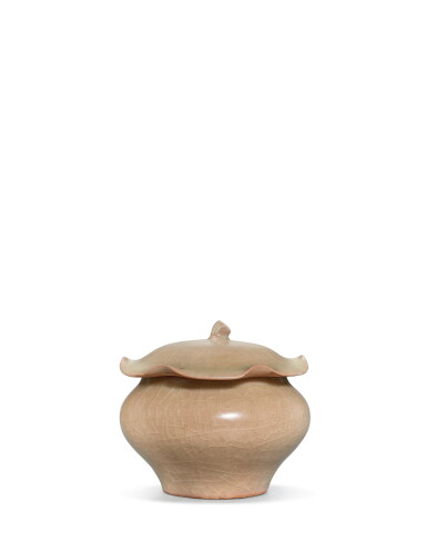 View full screen - View 1 of Lot 9880. A small Longquan beige-glazed jarlet and cover, Song - Yuan dynasty | 宋至元 龍泉米黃釉荷葉小蓋罐.