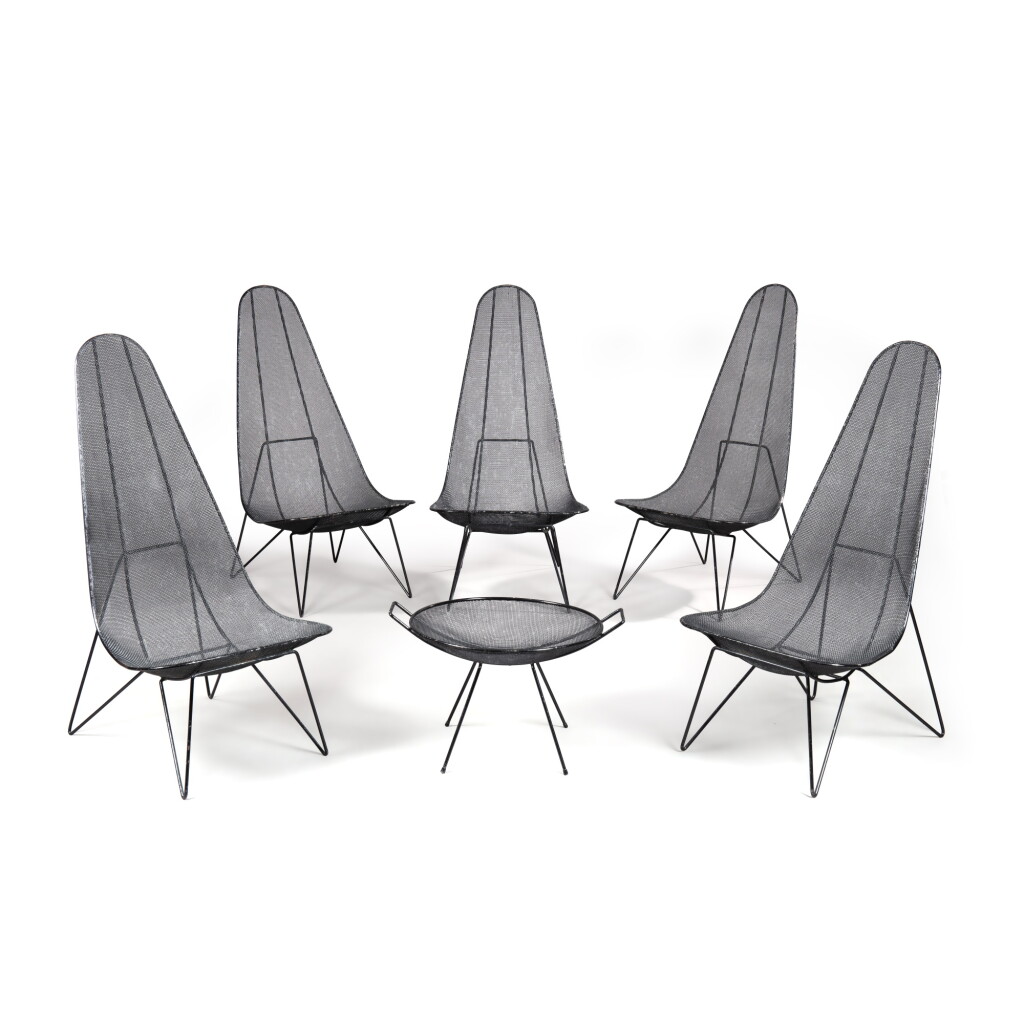 View full screen - View 1 of Lot 80. Ensemble de cinq chaises Scoop et un guéridon Catch-it-all.