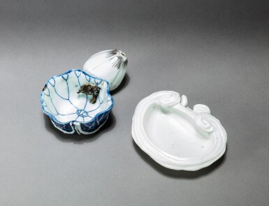 View full screen - View 1 of Lot 187. A blue and white and underglaze red 'lotus' and a white-glazed 'lingzhi' brushwashers 17th-18th century | 十七至十八世紀 青花釉裡紅蓮花式筆洗及白釉靈芝式筆洗一組兩件.