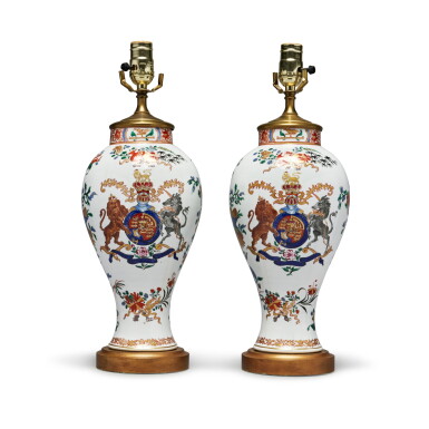 View full screen - View 1 of Lot 1194. WINDSOR: A Pair of Samson Chinese Export Style Royal Crowned Armorial Decorated Vases, Paris, Late 19th Century | 法國 十九世紀末 薩姆森紋章圖瓶一對.
