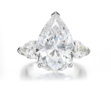 View full screen - View 1 of Lot 48. GRAFF | DIAMOND RING .