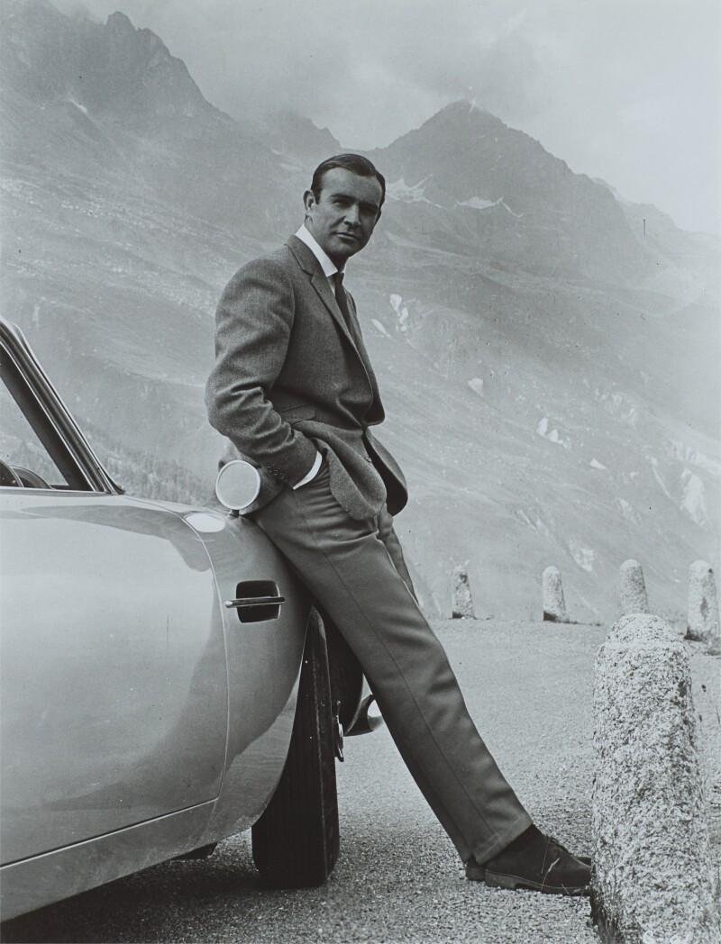 1964 JAMES BOND 007 ASTON MARTIN GOLDFINGER PHOTO A COOL SEAN CONNERY BY HIS CAR