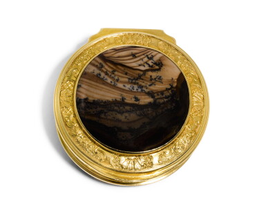 View full screen - View 1 of Lot 148. A SMALL GOLD AND HARDSTONE BOX, LONDON, CIRCA 1750.
