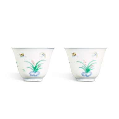 View full screen - View 1 of Lot 614. A pair of doucai 'butterfly and lily' wine cups, Qing dynasty, Kangxi period | 清康熙 鬪彩萱花蝴蝶盃一對 《大明成化年製》仿款.