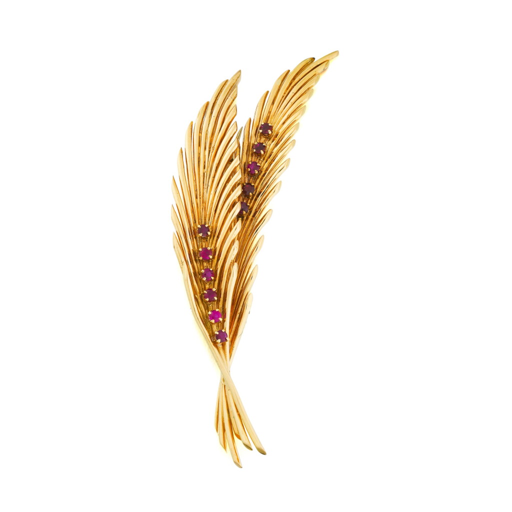View full screen - View 1 of Lot 374. Van Cleef & Arpels | Broche rubis et or | Ruby and gold brooch.