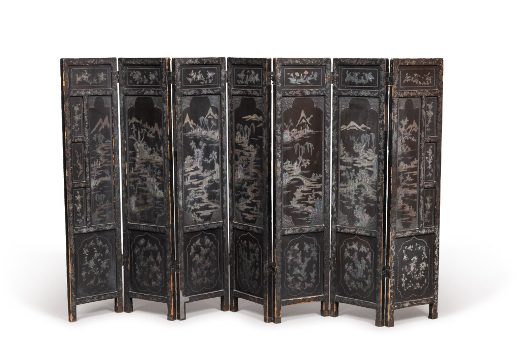 View full screen - View 1 of Lot 104. A mother of pearl and black lacquer screen, chinese, 18th century | Paravent chinois, en laque burgauté, XVIIIeme siècle.
