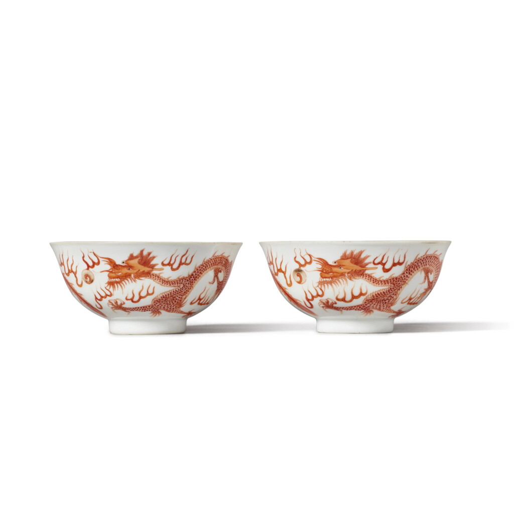 Voir en plein écran - Voir 1 du lot 708. A pair of iron-red 'dragon and phoenix' bowls, Marks and period of Guangxu | 清光緒 礬紅彩龍鳳紋盌一對 《大清光緒年製》款.