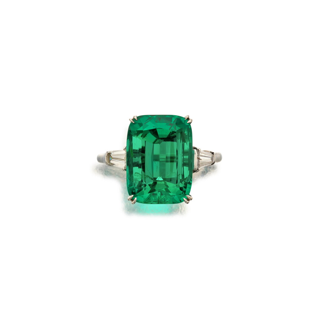 View full screen - View 1 of Lot 451. A Superb Emerald and Diamond Ring | 海瑞溫斯頓 | 祖母綠配鑽石戒指.