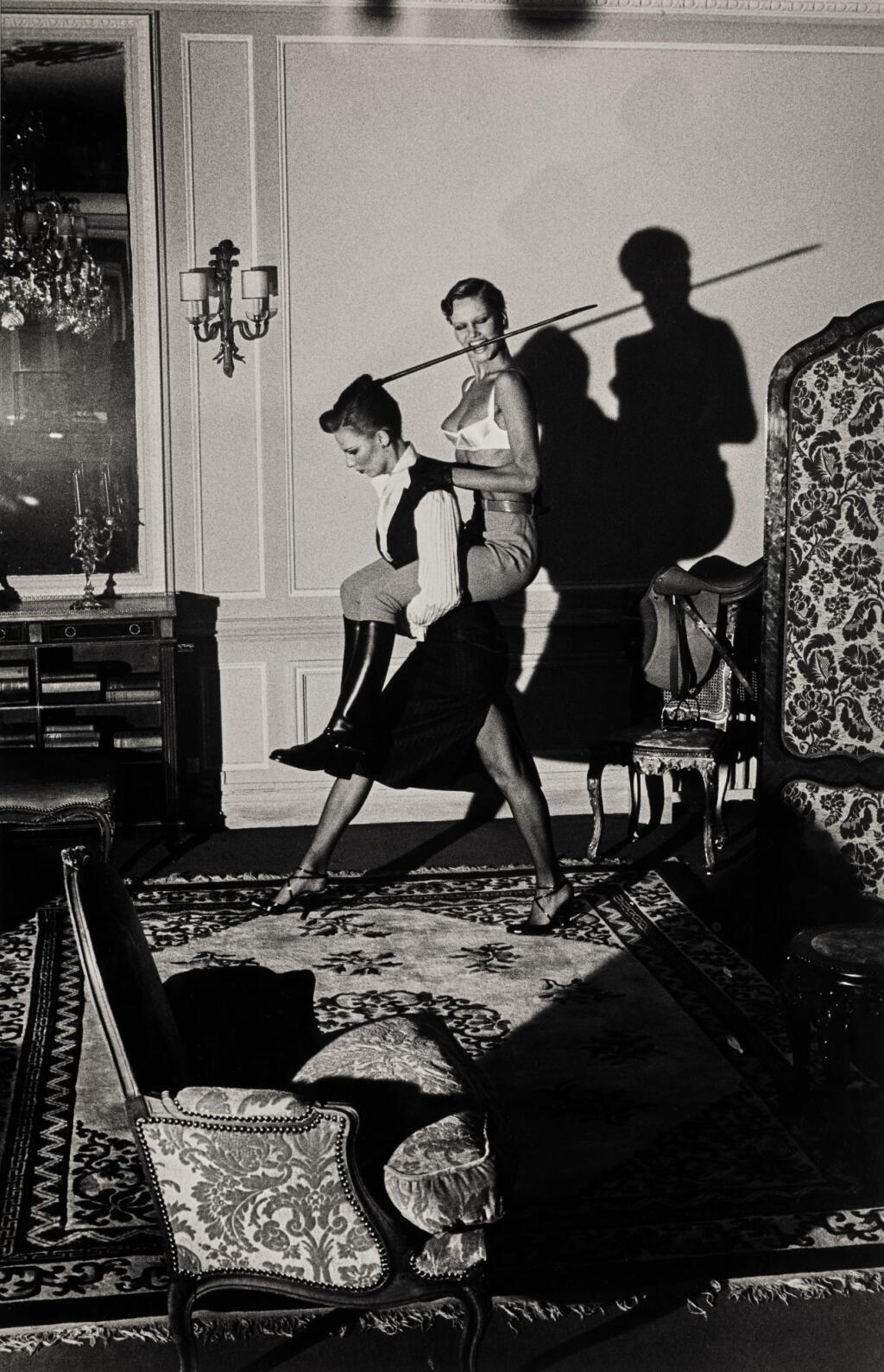 全萤幕检视 - 查看5HELMUT NEWTON | 'SADDLE III', AND 'JEAN-LOUIS DAVID CUTS THE HAIR OF EVA M.', 1974-76的1