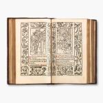 Horae in Laudem Beatissimae Virginis Mariae ad usum Romanum. Paris, 1556. In-12. Ravissant livre d’heures inspiré par Geoffroy Tory dans une reliure à décor "centre et coins".