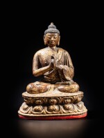 Statuette de Vairochana en terre cuite laquée et dorée, dynastie Qing, XVIIIe siècle | A gilt-lacquer moulded clay figure of Vairochana, Qing dynasty, 18th century