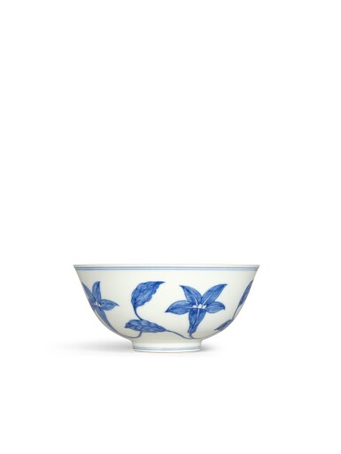 View full screen - View 1 of Lot 5045. An exceedingly rare blue and white 'lily' palace bowl, Mark and period of Chenghua | 明成化 青花梔子花宮盌 《大明成化年製》款 .