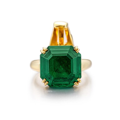 View full screen - View 1 of Lot 1812. Emerald and Gold Scarf Ring | 梵克雅寶 | 11.50 克拉「哥倫比亞」祖母綠 配 K金 絲巾扣.
