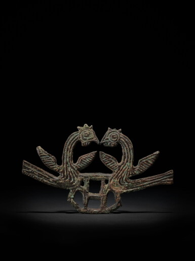 View full screen - View 1 of Lot 222. A rare bronze 'bird', plaque 5th - 4th century BC | 公元前五至四世紀 青銅雙鳥形牌.