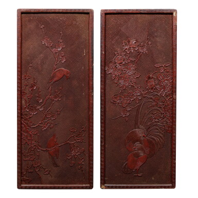 Voir en plein écran - Voir 1 du lot 110. Deux panneaux 'Oiseaux et Fleurs' en laque cinabre sculpté Probablement Japon, époque Edo, XIXE siècle | 或為日本 明治時期 十九世紀 剔紅錦地雕喜上梅梢掛屏兩件 | Two carved red lacquer 'birds and flowers' panels, probably Japan, Edo period, 19th century.