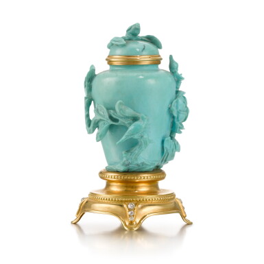 View full screen - View 1 of Lot 88. A gold-mounted hardstone snuff bottle, early 20th century.