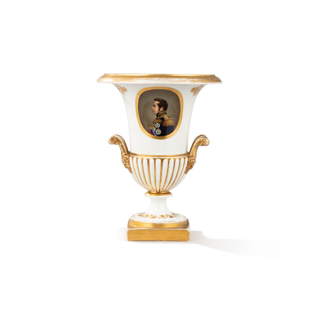 View full screen - View 1 of Lot 577. A Paris manufacture Honoré porcelain vase, circa 1820 | Vase en porcelaine de Paris de la manufacture Honoré, vers 1820.