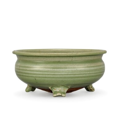 View full screen - View 1 of Lot 413. A LONGQUAN CELADON TRIPOD INCENSE BURNER MING DYNASTY, 15TH - 16TH CENTURY | 明十五至十六世紀 龍泉青釉三足香爐.