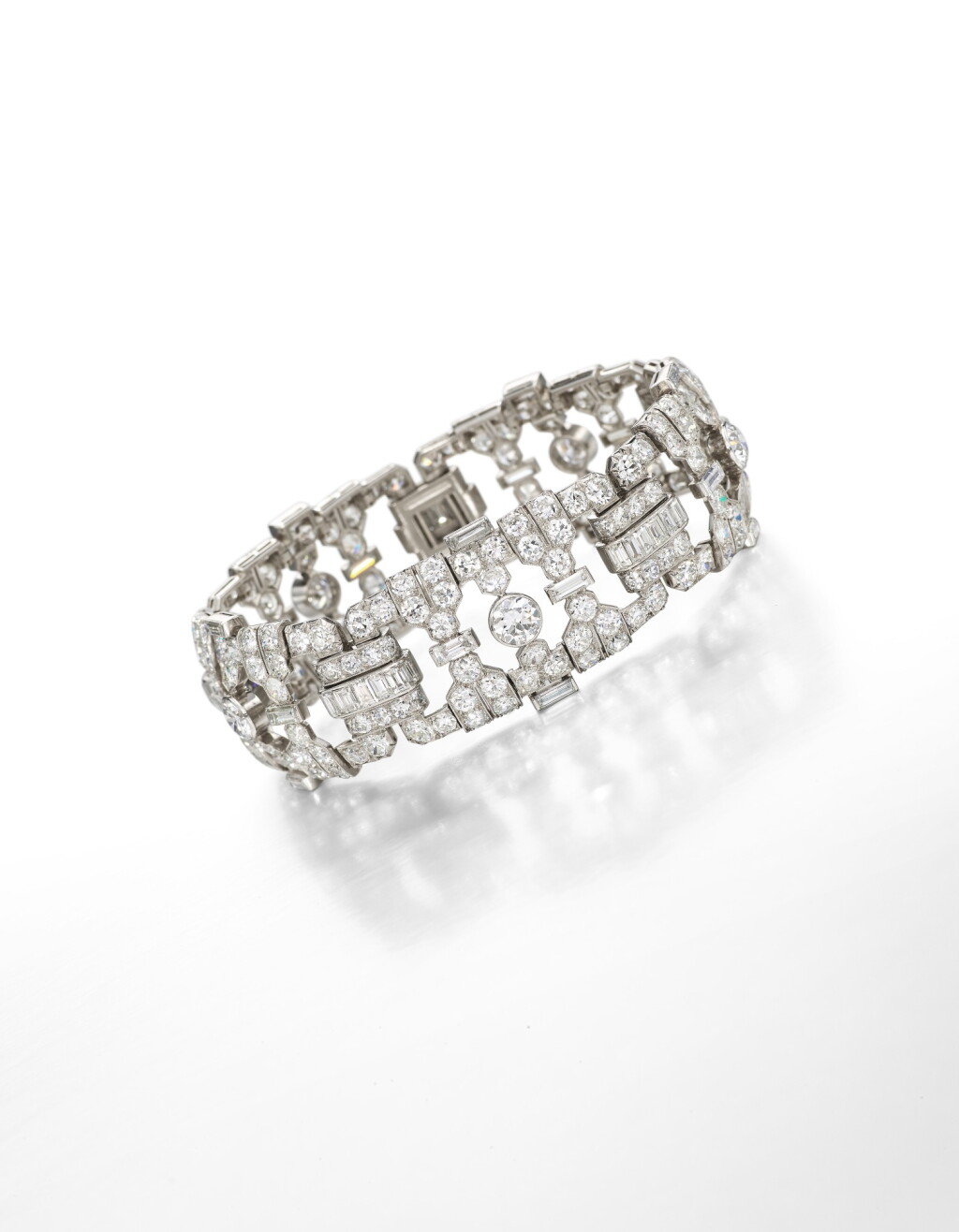 View full screen - View 1 of Lot 1646. VAN CLEEF & ARPELS | DIAMOND BRACELET, 1930 | 鑽石手鏈 (鑽石共重約32.00卡拉).
