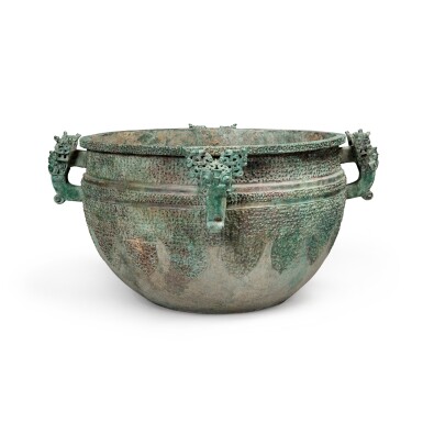 View full screen - View 1 of Lot 17. A massive archaic bronze water basin (Jian), Eastern Zhou dynasty, late Spring and Autumn period, circa 500 BC | 東周 春秋末 約公元前500年 青銅變形龍紋獸首耳鑒.