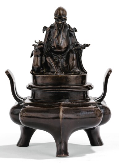 View full screen - View 1 of Lot 147. BRÛLE-PARFUM TRIPODE COUVERT EN BRONZE DYNASTIE QING, XVIIE-XVIIIE SIÈCLE | 清十七至十八世紀 銅壽星騎鹿三足蓋爐 | A bronze censer and cover, Qing Dynasty, 17th/18th Century.