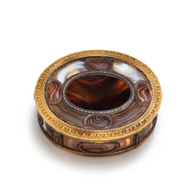 View full screen - View 1 of Lot 308. A hardstone snuff box with two-coloured gold and parcel-gilt silver mounts, Paris, 1782-1789 and later | Tabatière en pierre dure avec montures en or de deux couleurs et en argent en partie doré, Paris, 1782-1789 et plus tard.